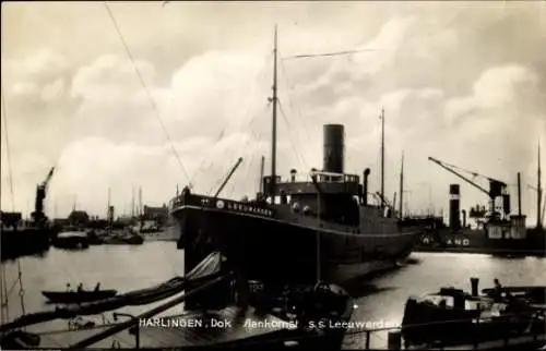 Ak Harlingen Friesland Niederlande, Dampfschiff Leeuwarden, Hafenansicht, viele Boote
