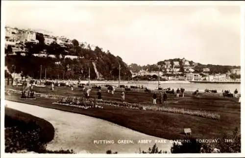 Ak Torquay Devon England, Putting Green, Abbey Park Gardens, Blumenbeete, Menschen