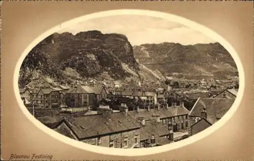 Ak Blaenau Ffestiniog Wales, Stadtansicht, Berge, historische Architektur