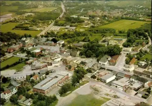 Ak Leck in Nordfriesland, Luftaufnahme von  Nordfriesland, grüne Landschaft, kleine Häuser, Straß
