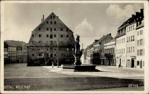 Ak Neustadt in Sachsen, Neustadt Gebäude, Brunnen, Straßenansicht,  Architektur