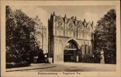Ak Neubrandenburg in Mecklenburg Vorpommern, Blick auf das Treptower Tor