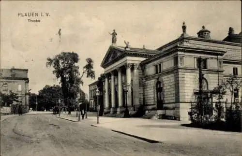 Ak Plauen im Vogtland, Historisches Theatergebäude, Straßenansicht, Bäume und Straßenlaternen