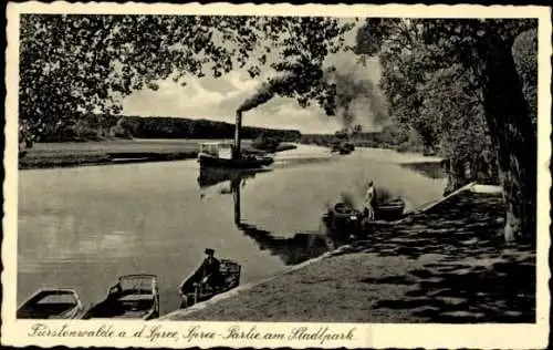 Ak Fürstenwalde an der Spree, Flusslandschaft, Dampfschiff, Freizeitboote, Stadtpark