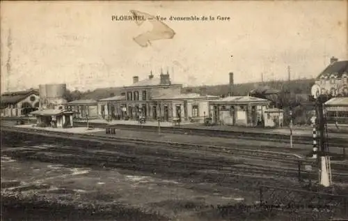 Ak Ploermel Morbihan, Bahnhof, Gebäude, Schiene, Landschaft, schwarz-weiß,  
