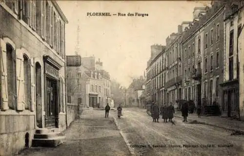 Ak Ploermel Morbihan, Straße Rue des Forges,  , Häuser, Passanten