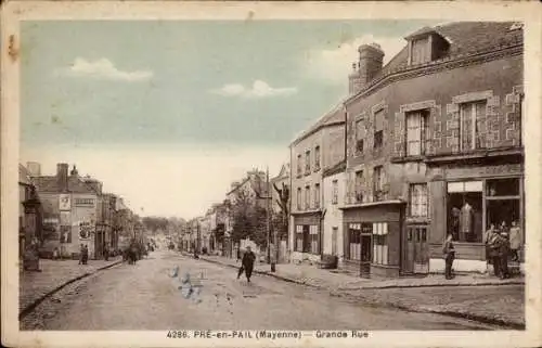 Ak Mayenne Stadt, Straße mit Gebäuden, Menschen, Werbeanzeigen, Geschäft, cloudy sky