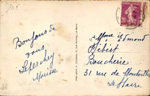 Ak Mayenne Stadt, Straße mit Gebäuden, Menschen, Werbeanzeigen, Geschäft, cloudy sky