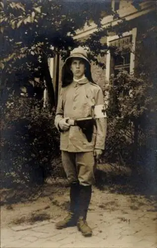 Foto Ak Sanitäter in Uniform, Rotes Kreuz