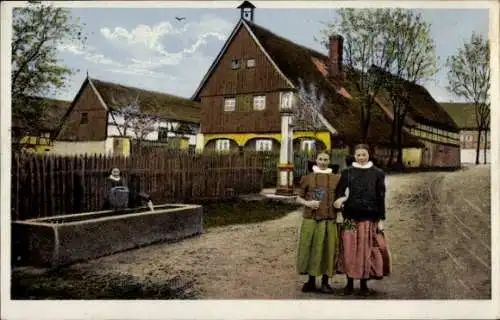 Ak Piskowitz Nebelschütz Wendische Oberlausitz, Mädchen in Tracht, Brunnen