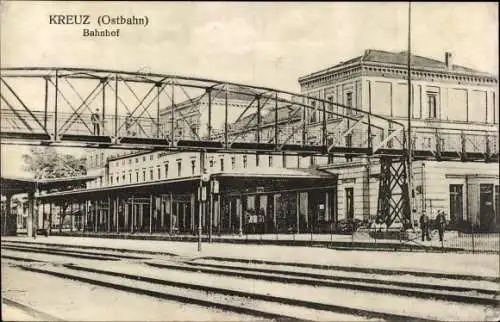 Ak Krzyż Wielkopolski Kreuz an der Ostbahn Posen, Bahnhof, Gleisseite