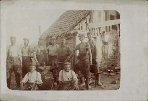 Ak Leer in Ostfriesland, Männer stehen vor einem Haus, das im Bau ist.