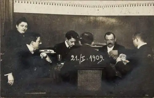 Foto Ak Männer am Tisch spielen Karten, Kartenspiel
