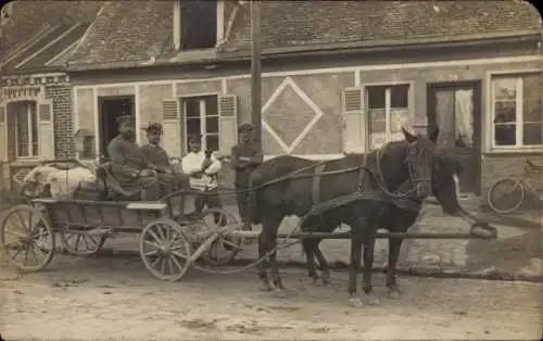Foto Ak Fuhrwerk, Pferde, Männer, Haus