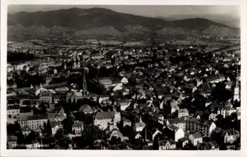Ak Offenburg im Schwarzwald Ortenaukreis, Blick auf den Ort, Berge, Kirche