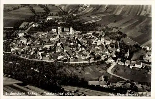 Ak Bischofsheim vor der Rhön Unterfranken, Totalansicht, Fliegeraufnahme