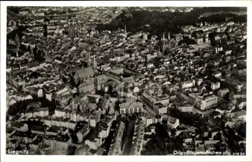 Ak Legnica Liegnitz Schlesien, Luftaufnahme von   Stadtansicht, schwarz-weiß, Orig Fliegeraufnahm