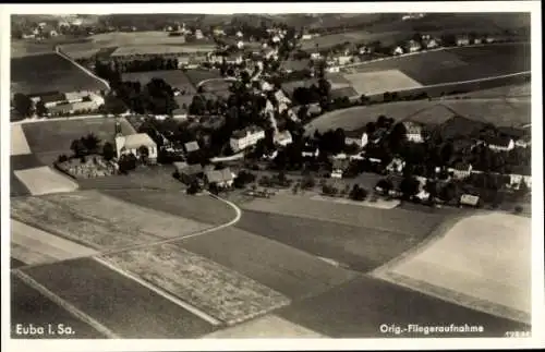 Ak Euba Chemnitz in Sachsen, Luftaufnahme von Euba, Landschaft, Häuser, Kirche, Felder