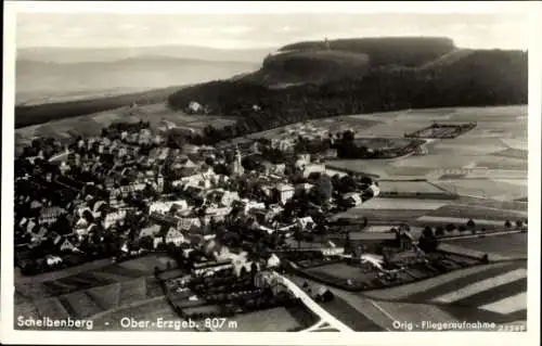 Ak Scheibenberg im Erzgebirge, Luftaufnahme von  Ober-Erzgebirge, 807 m, Fliegeraufnahme