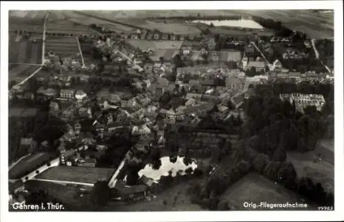Ak Gehren Ilmenau in Thüringen, Luftaufnahme von Gehren, Thüringen, viele Häuser, Landschaft, Tei