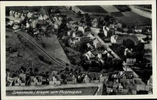 Ak Schönheide im Erzgebirge Sachsen, Luftaufnahme von  Häuser, Straßen, Landschaft