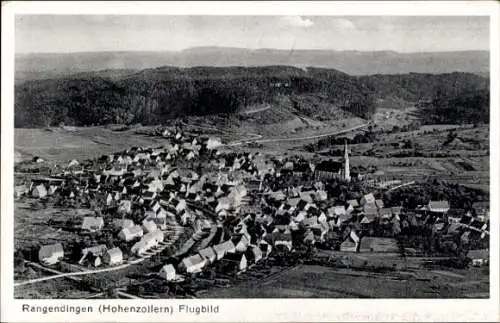 Ak Rangendingen im Zollernalbkreis, Luftaufnahme, viele Häuser, Kirche, Wald im Hintergrund