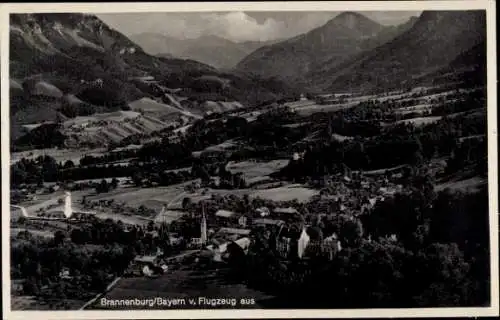 Ak Brannenburg in Oberbayern, Landschaft mit Bergen, Fluss, zahlreichen Bäumen, schöner Ausblick