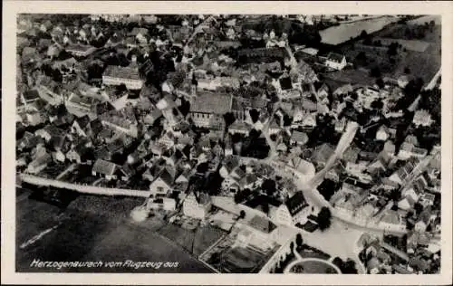 Ak Herzogenaurach in Franken Bayern, Liebfrauenhaus, Luftaufnahme von  Häuser, Straßen, Landschaf