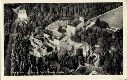 Ak Bad Reiboldsgrün Auerbach im Vogtland, Luftbild von  Waldlandschaft, Architektur