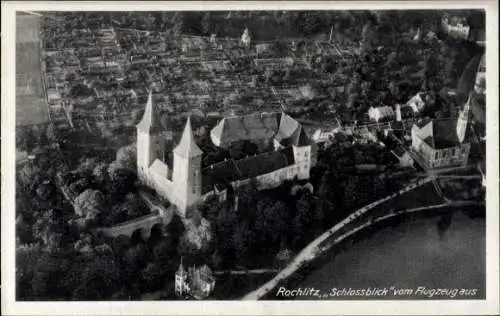 Ak Rochlitz an der Mulde Sachsen, Luftaufnahme von Schloss  idyllische Landschaft, ruhige Gewässe