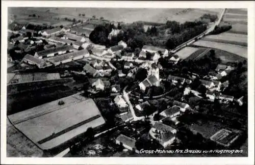 Ak Wrocław Breslau Schlesien, Luftaufnahme von Gross-Mohnau, Kirche sichtbar, ländliche Umgebung