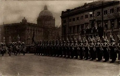 Ak Kaiser Alexander Garde-Grenadier-Regiment Nr. 1, Soldaten in Uniformen