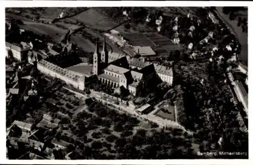 Ak Bamberg in Oberfranken, Luftaufnahme des Michaelsbergs, Klostergebäude, Gärten, umgebende Land