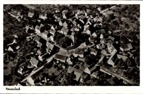 Ak Kaisersbach in Baden Württemberg, Luftaufnahme von  viele Häuser, Kirche im Zentrum, schwarz-w