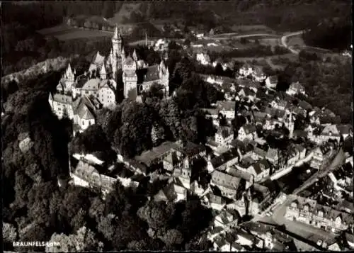 Ak Braunfels an der Lahn, Luftaufnahme von  Schloss, Kleinstadt, Landschaft, Bäume, Gebäude