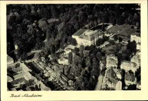 Ak Bad Nauheim in Hessen, Luftaufnahme von  grüne Bäume, denkmalgeschütztes Gebäude, Stadtansicht