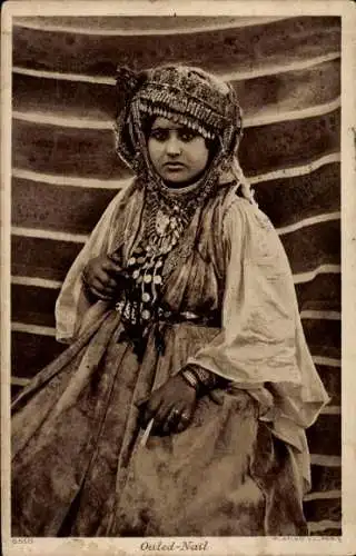 Ak Frau in orientalischer Kleidung mit Zigarette, Ouled-Nail