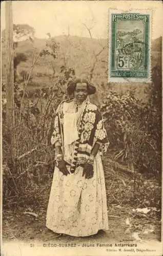 CPA Diégo Suarez Antsiranana Madagascar, Jeune Femme Antarrkara