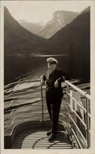 Ak Laerdal Soeren Fjord Norwegen, Ein Mann in Uniform steht auf einem Schiff und blickt in die...