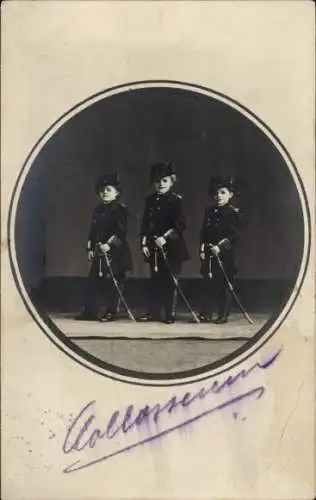 Ak Berlin Charlottenburg, Drei Jungen in Uniformen mit Säbeln posieren.