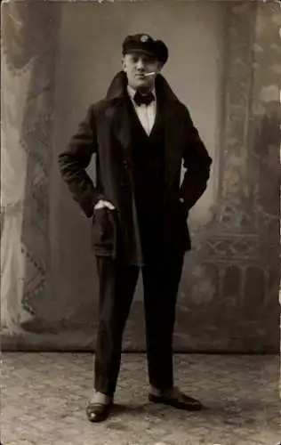 Foto Ak Mann im Anzug mit Zigarette, Portrait