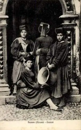 Ak Scanno Abruzzo, 4 Personen in traditioneller Kleidung stehen vor einer Kirche.