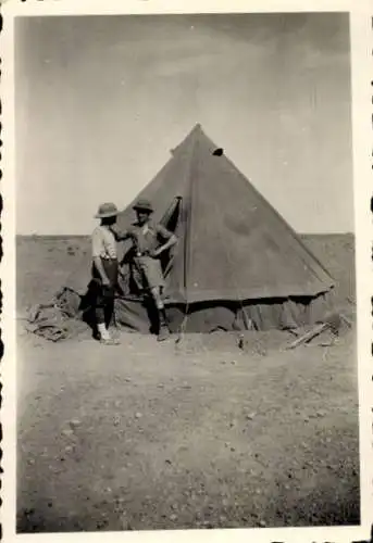 Ak Namibia Deutsch Südwest Afrika, Hohewarte, Zwei Soldaten stehen vor einem Zelt in der Wüste.