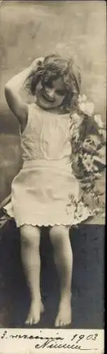 Ak Mädchen in weißem Kleid, Porträt, Blumen