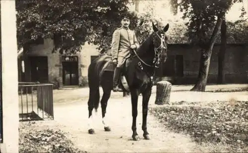 Foto Ak Deutscher Soldat zu Pferde, Porträt, Kaiserzeit