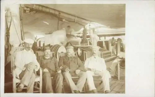 Foto Ak Männer an Bord eines Schiffes, Gruppenfoto, Dampfer