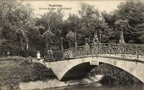 Ak Magdeburg an der Elbe, Reiher Brücke, Stadtpark