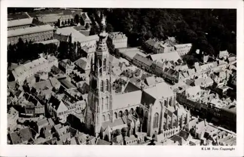 Ak Breda Nordbrabant Niederlande, Eine schwarz-weiße Luftaufnahme der Grote Kerk in  Niederlande.