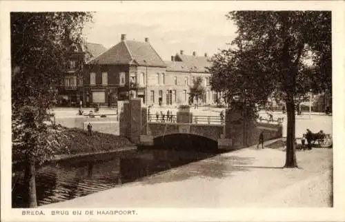 Ak Breda Nordbrabant Niederlande, Brücke bei der Haagpoort in  einige Personen sind zu sehen