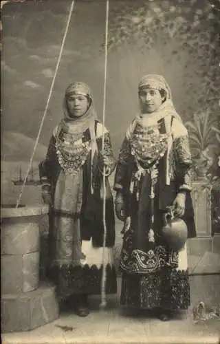 Ak Zwei Frauen in Tracht, Münzschmuck, Wasserkrug